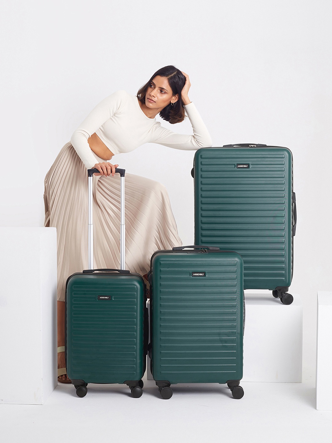

Assembly Set Of 3 Textured 360 Degree Rotation Hard-Sided Trolley Bags 40L, 60L 85L, Green