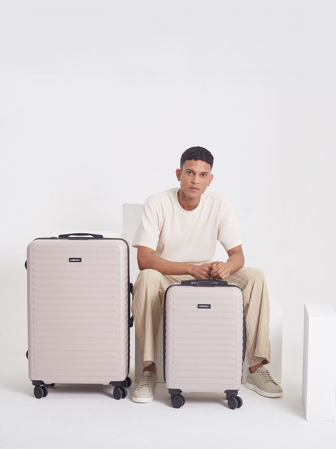 

Assembly Set Of 2 Textured Hard Cabin-Sized Large-Sized Trolley Bags 40L 85L, Pink