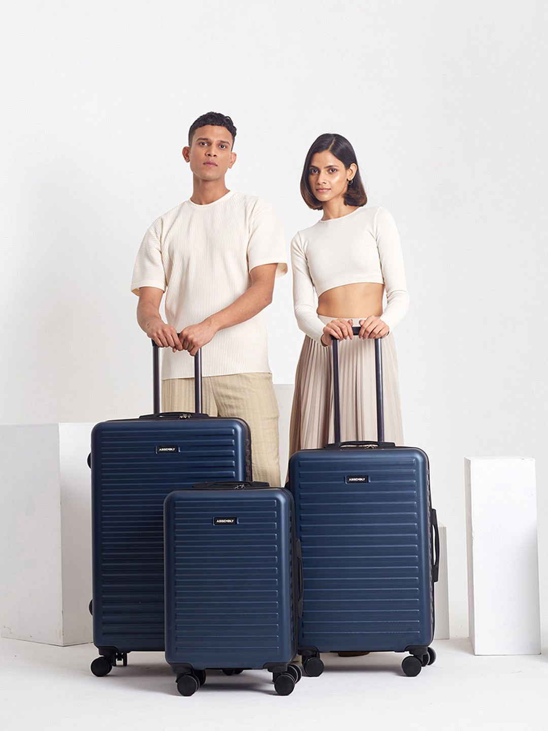 

Assembly Set Of 3 Textured 360 Degree Rotation Hard-Sided Trolley Bags 40L, 60L 85L, Blue