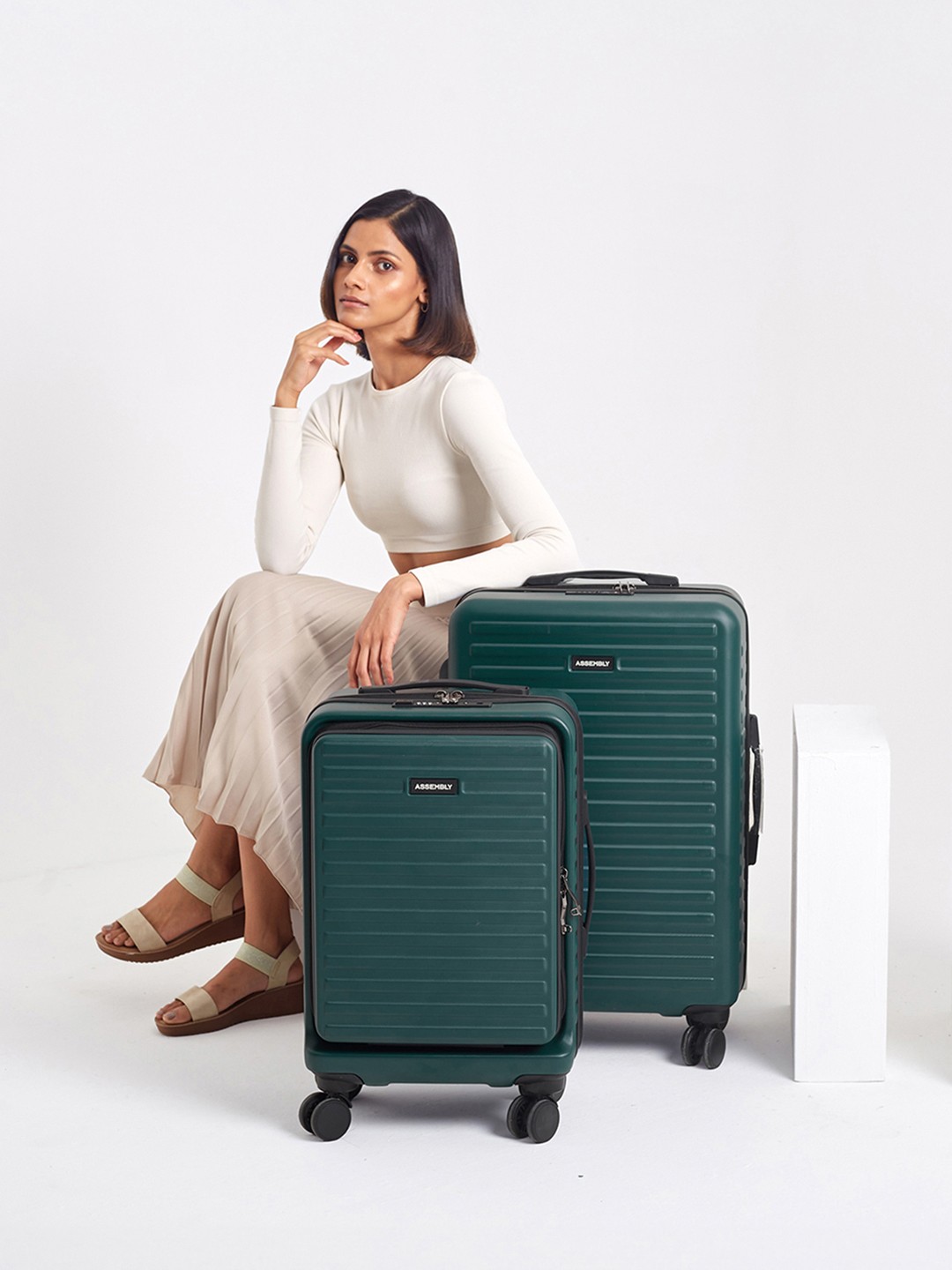 Assembly Set Of 2 Textured Hard Cabin-Sized Medium-Sized Trolley Bags 40L 60L, Green