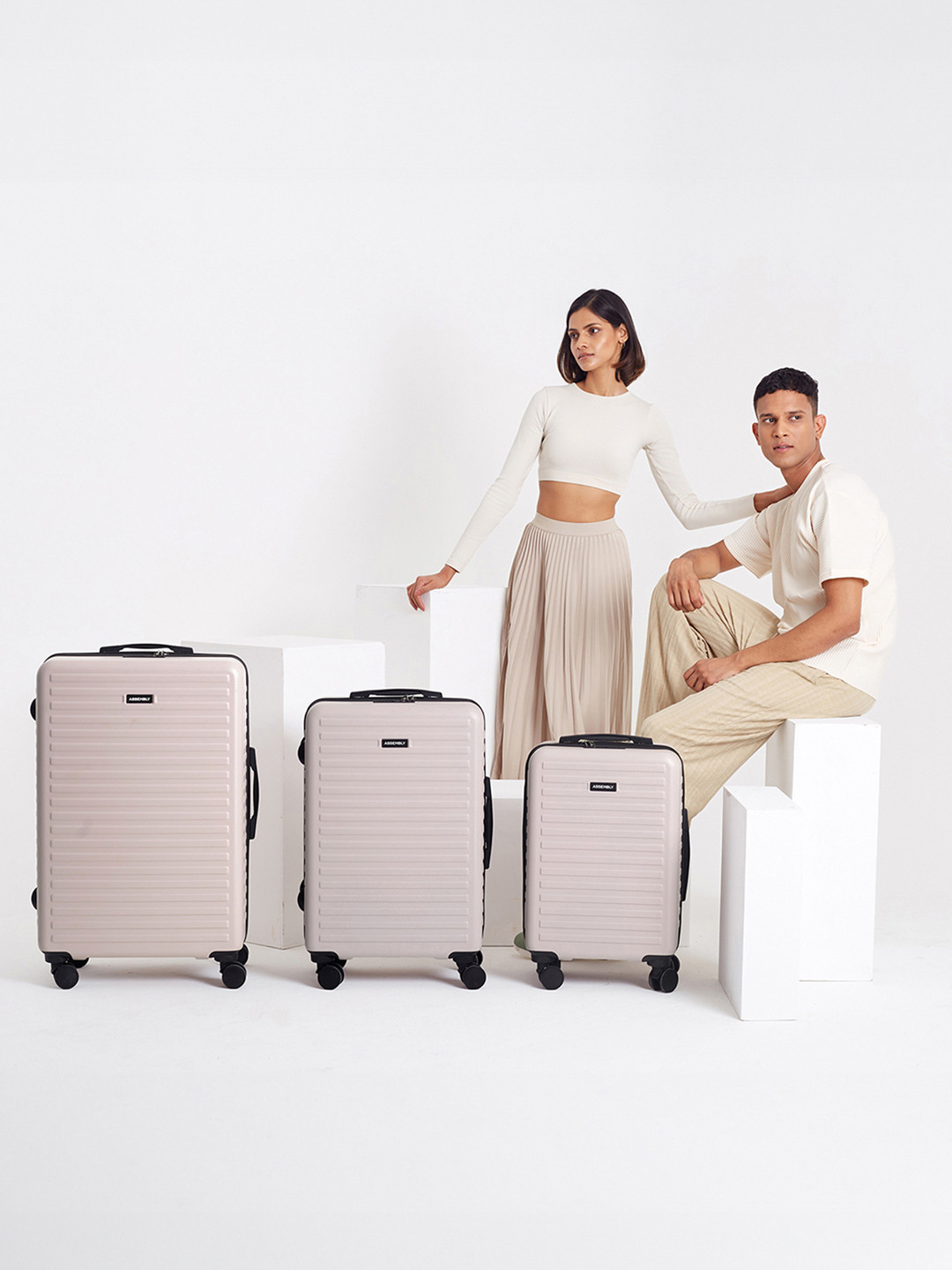 

Assembly Set Of 3 Textured 360 Degree Rotation Hard-Sided Trolley Bags 40L, 60L 85L, Grey