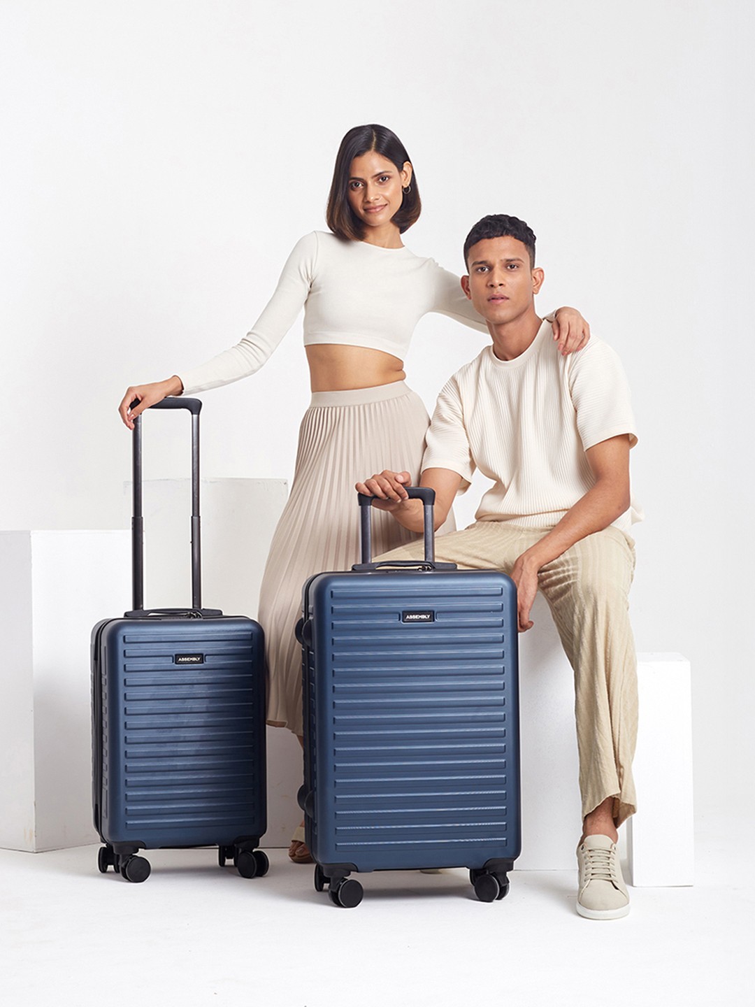 

Assembly Set Of 2 Textured Hard Cabin-Sized Medium-Sized Trolley Bags 40L 60L, Blue
