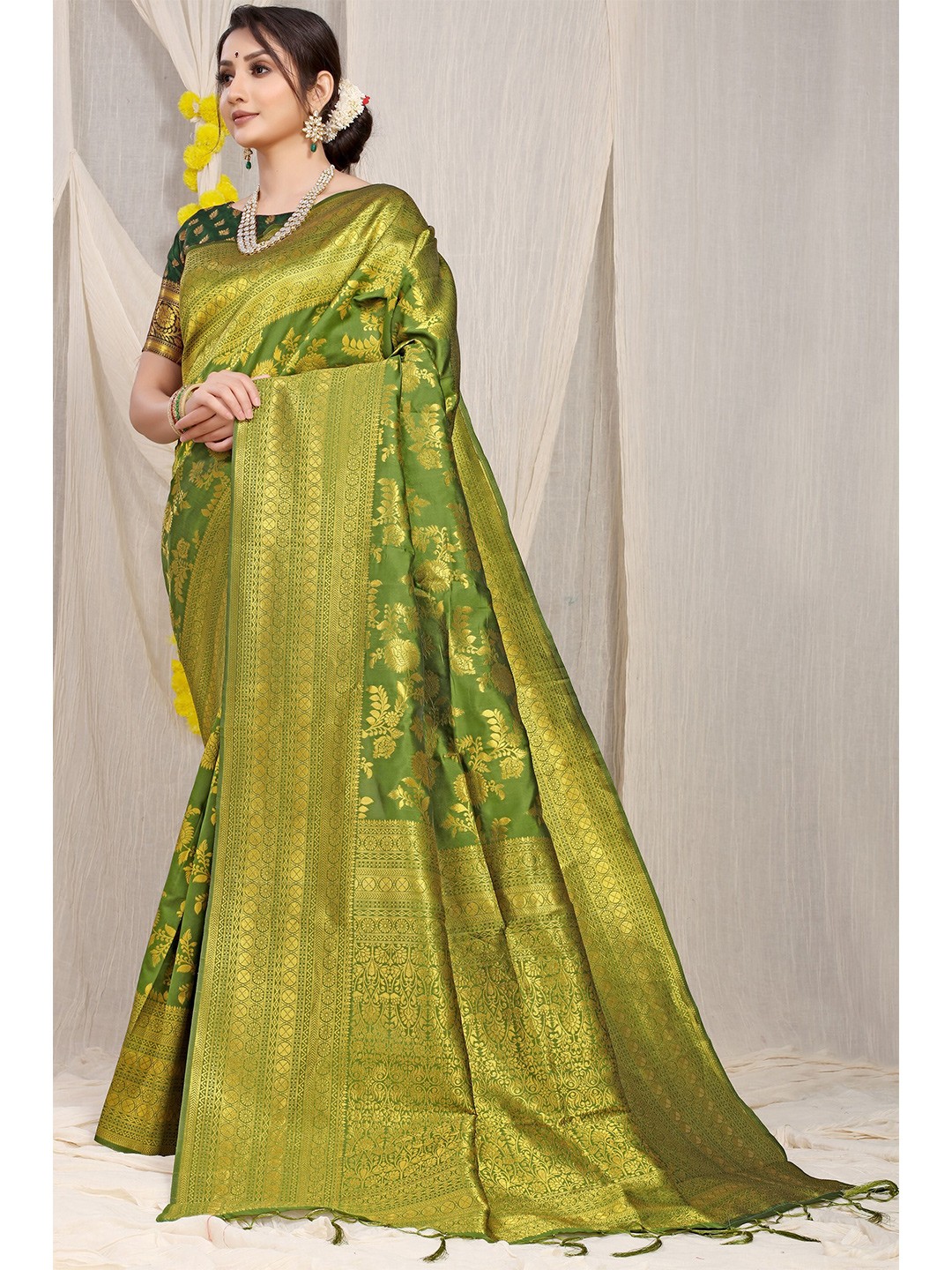 

AVANTIKA FASHION Ethnic Motifs Woven Design Zari Pure Silk Kanjeevaram Saree, Green