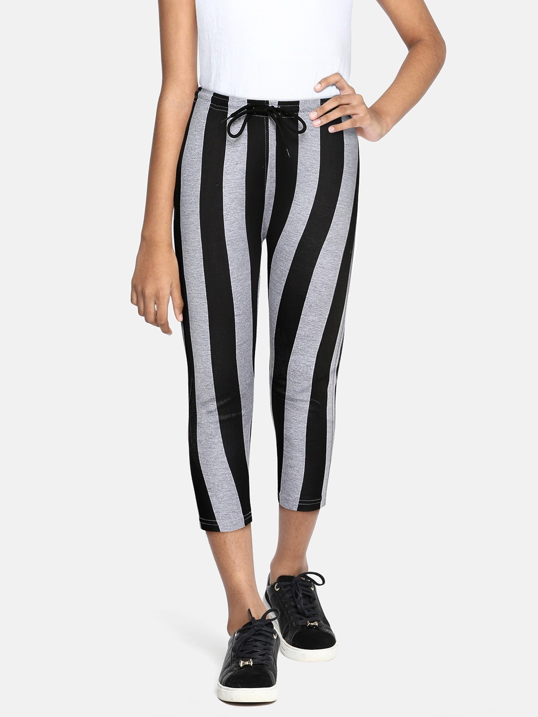 

SEYBIL Girls Mid-Rise Striped Capris, Black