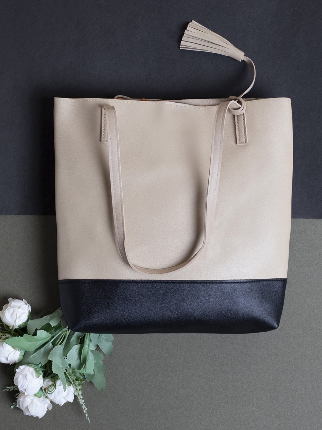 

HAUTE SAUCE by Campus Sutra Colourblocked Oversized Shopper Tote Bag with Tasselled, Beige
