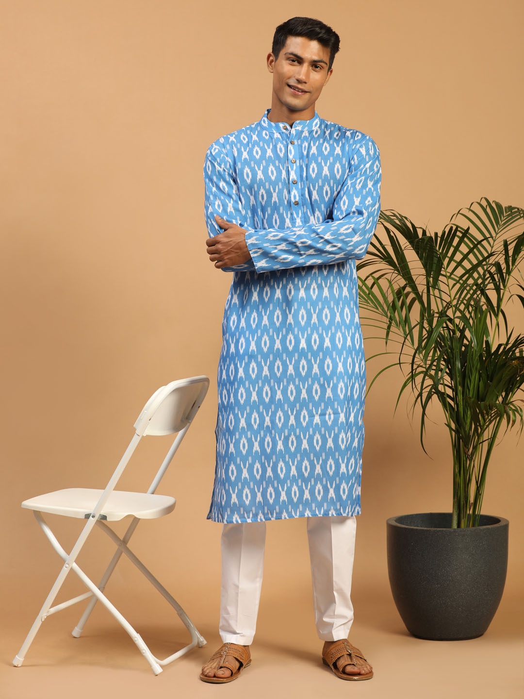 

VASTRAMAY Ethnic Motifs Ikat Printed Kurta with Trousers, Blue