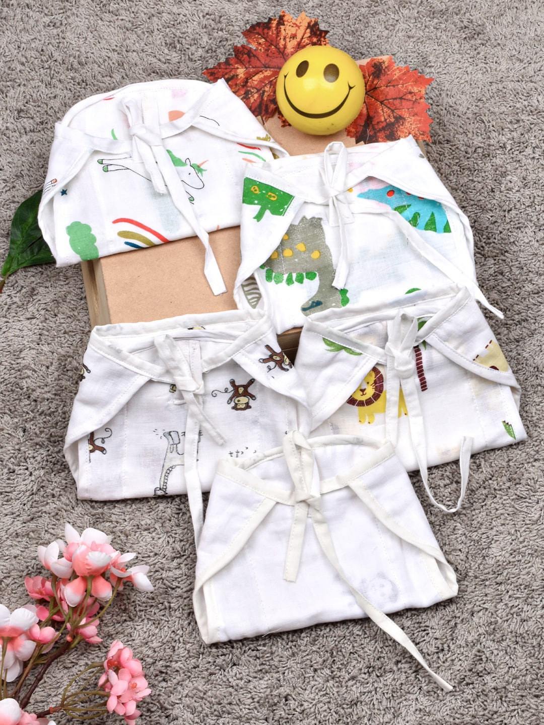 

Moms Home Infants Set Of 5 Printed Organic Cotton Muslin Nappies, White