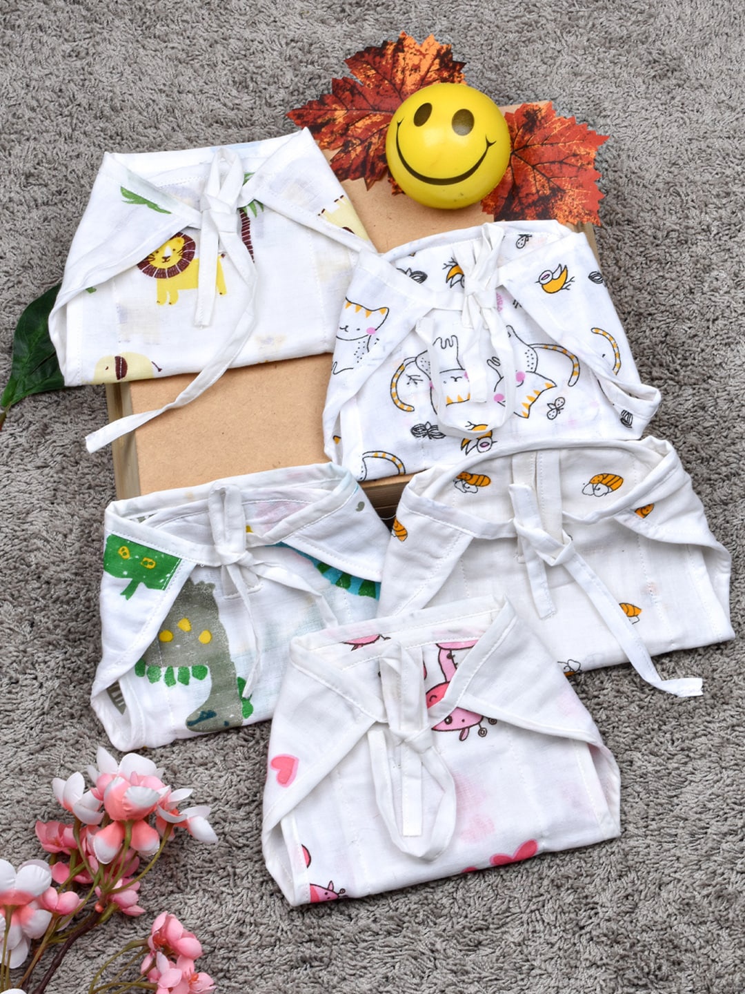 

Moms Home Infants Set Of 5 Printed Organic Cotton Muslin Nappies, White