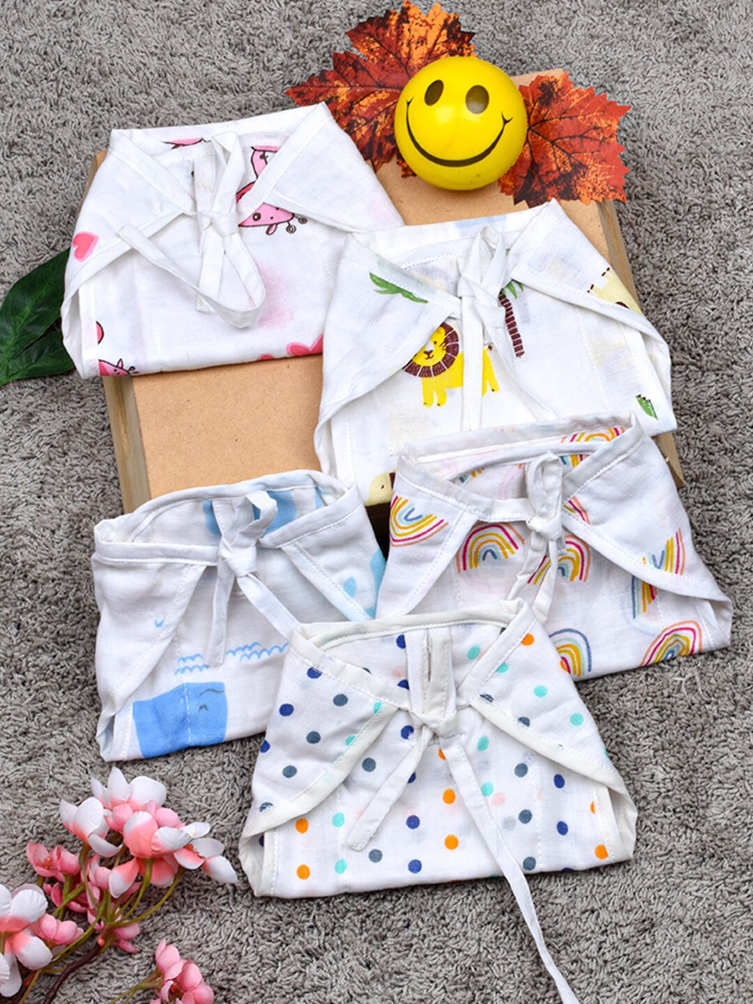 

Moms Home Infants Set Of 5 Printed Organic Cotton Muslin Nappies, White