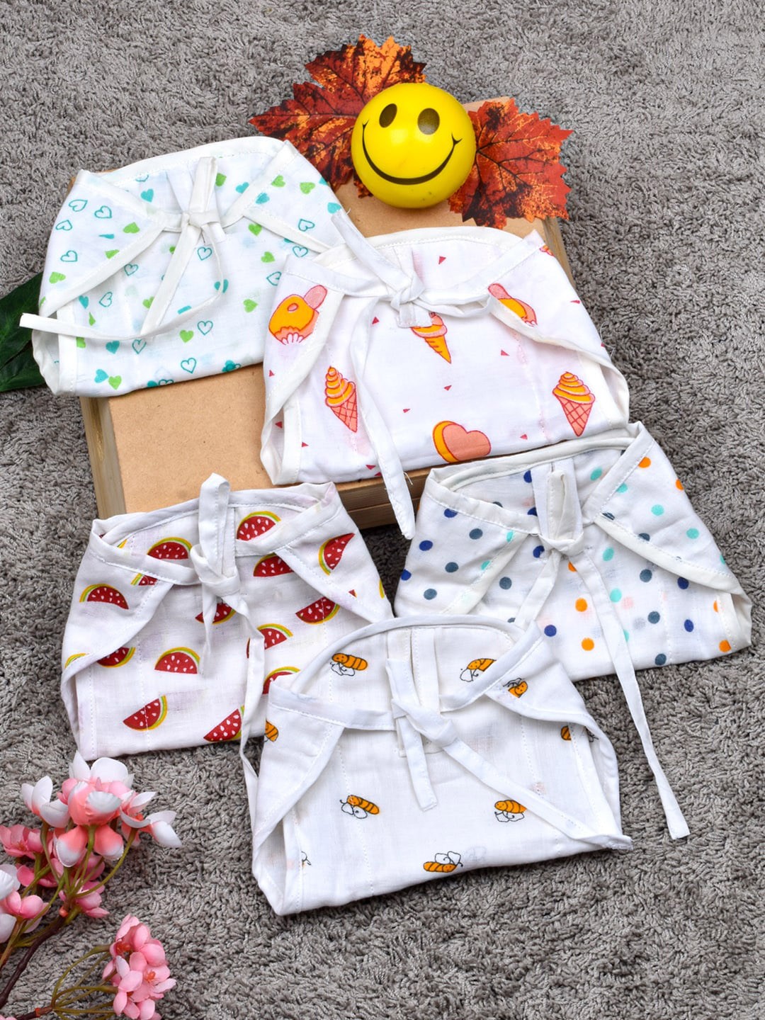 

Moms Home Infants Set Of 5 Printed Organic Cotton Muslin Nappies, White