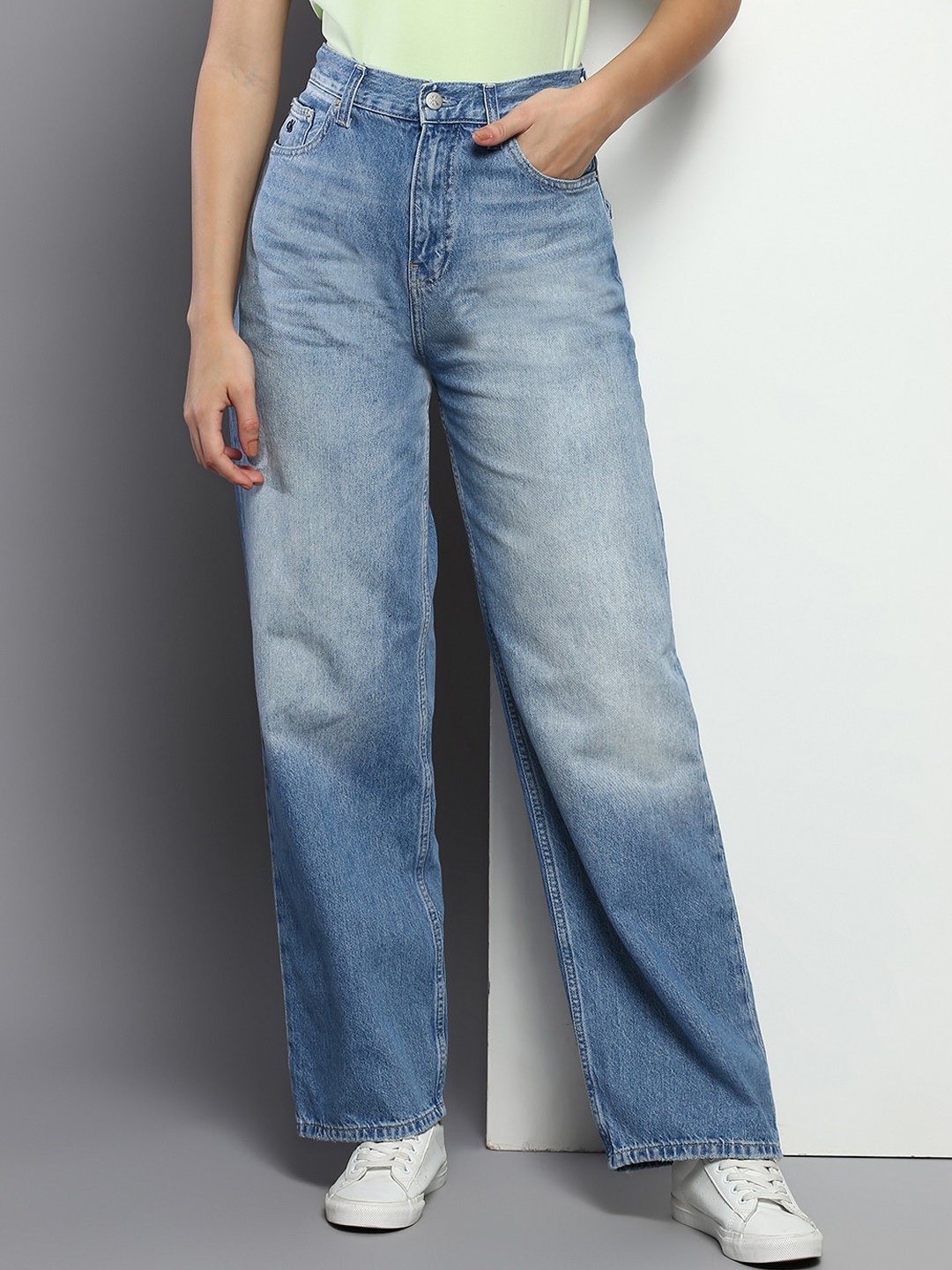 

Calvin Klein Jeans Women Relaxed Fit High-Rise Heavy Fade Jeans, Blue