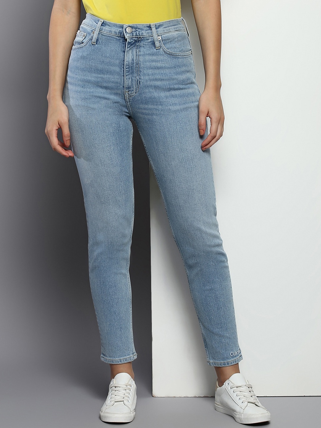 

Calvin Klein Jeans Women Heavy Fade Mid-Rise Cropped Cotton Stretchable Jeans, Blue