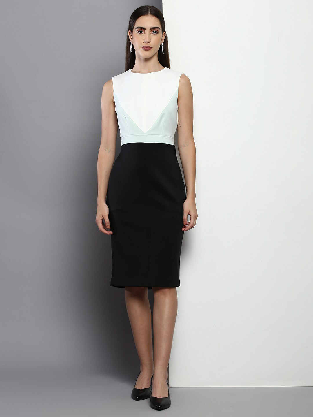 

Calvin Klein Jeans Sleeveless Colourblocked Sheath Dress, White
