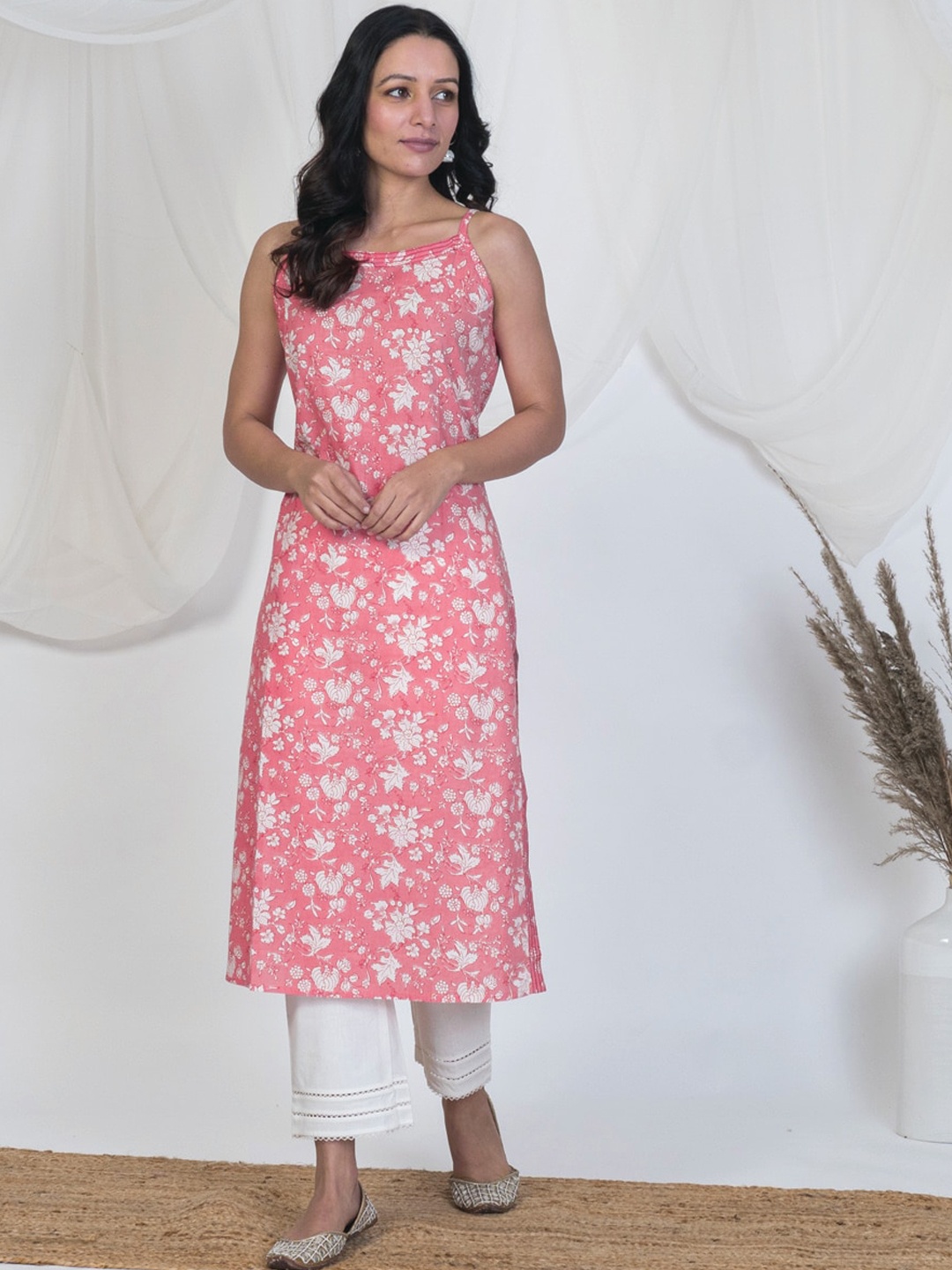 

AKISO Floral Printed Thread Work Block Print Pure Cotton Kurta, Pink