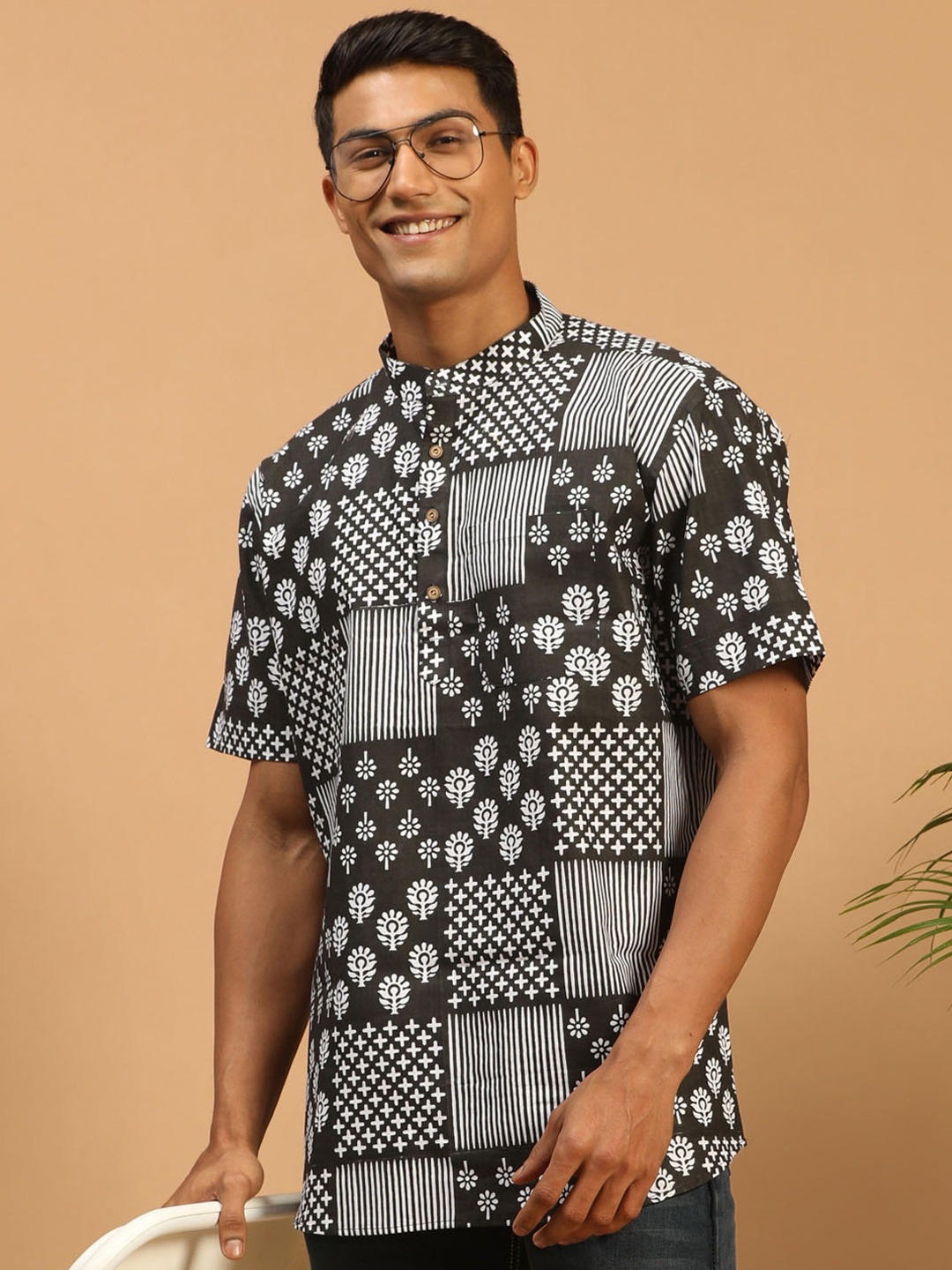 

VASTRAMAY Band Collar Floral Printed Cotton Kurta, Black