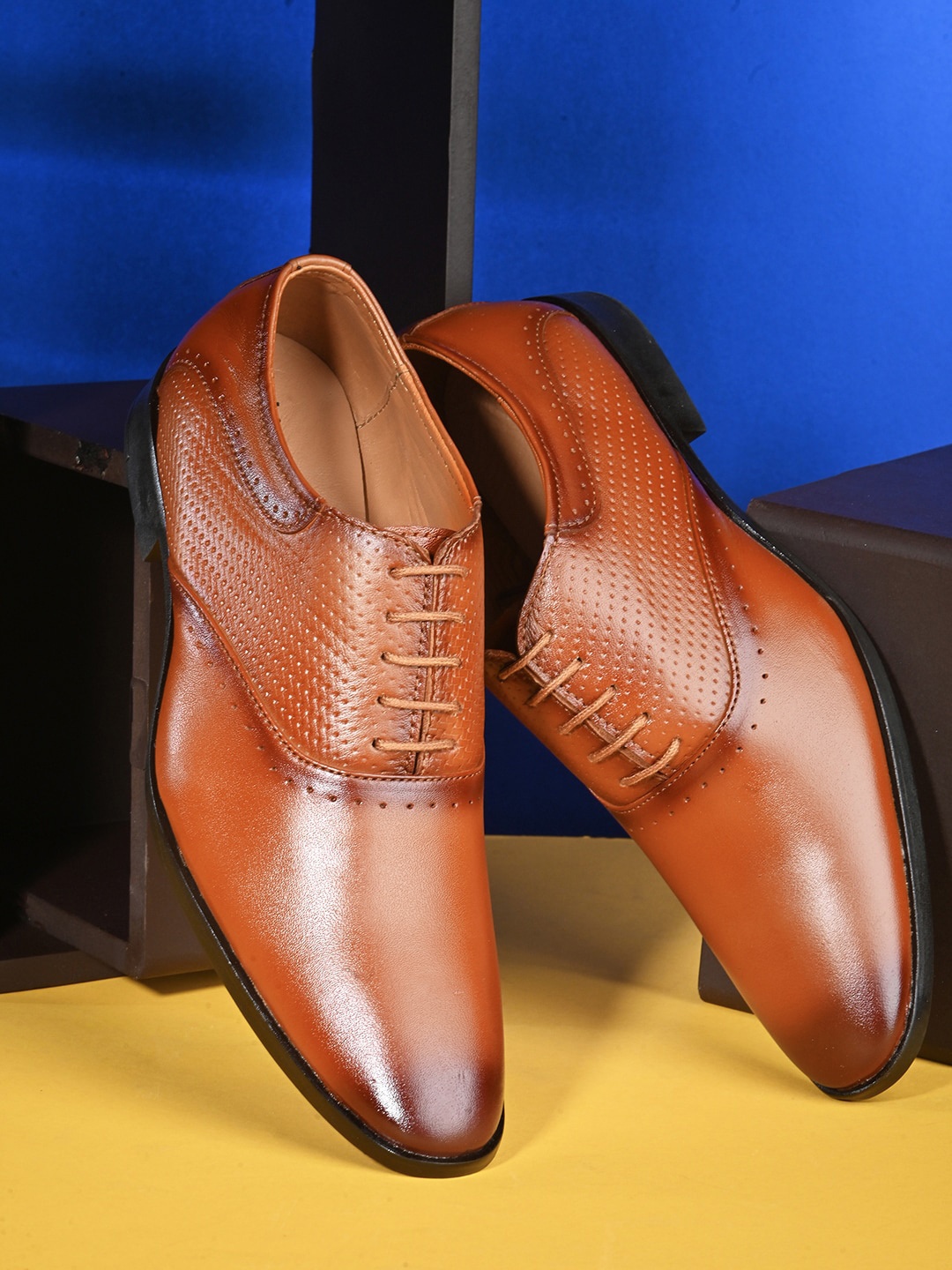

birgos Men Textured Leather Formal Oxfords, Tan