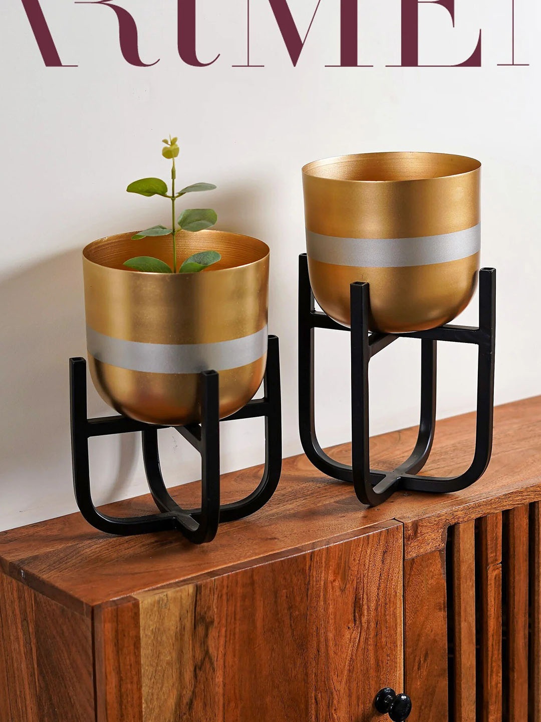

THE ARTMENT Radiant Reflection Gold-Toned & Black Metal Planter With Stand