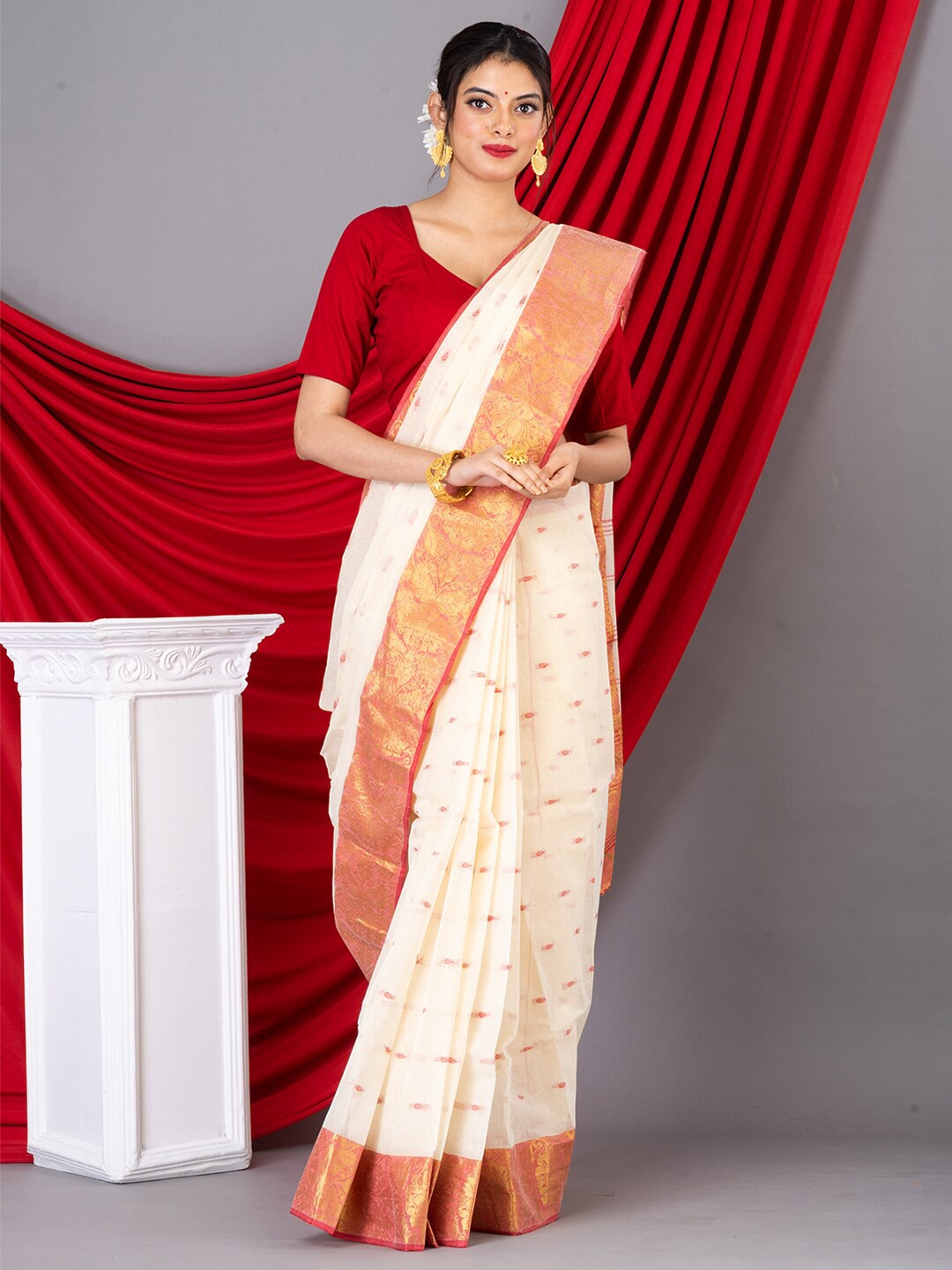 

Laa Calcutta Floral Woven Design Zari Pure Cotton Taant Saree, White