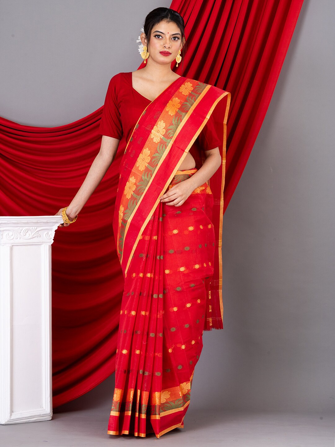 

Laa Calcutta Floral Woven Design Zari Pure Cotton Taant Saree, Red