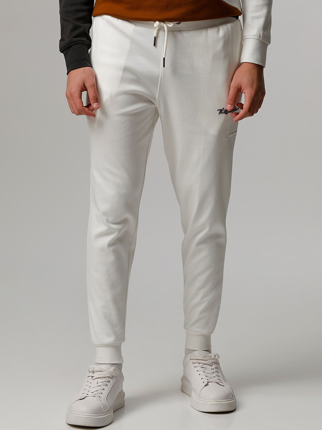 

THE BEAR HOUSE Men Pure Cotton Mid-Rise Joggers, White