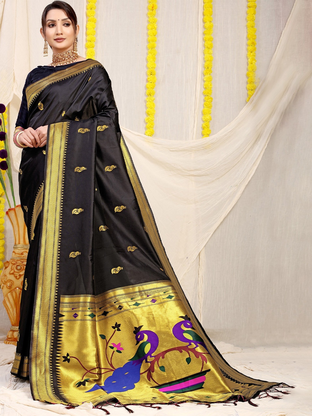 

AVANTIKA FASHION Ethnic Motifs Woven Design Zari Pure Silk Paithani Saree, Black