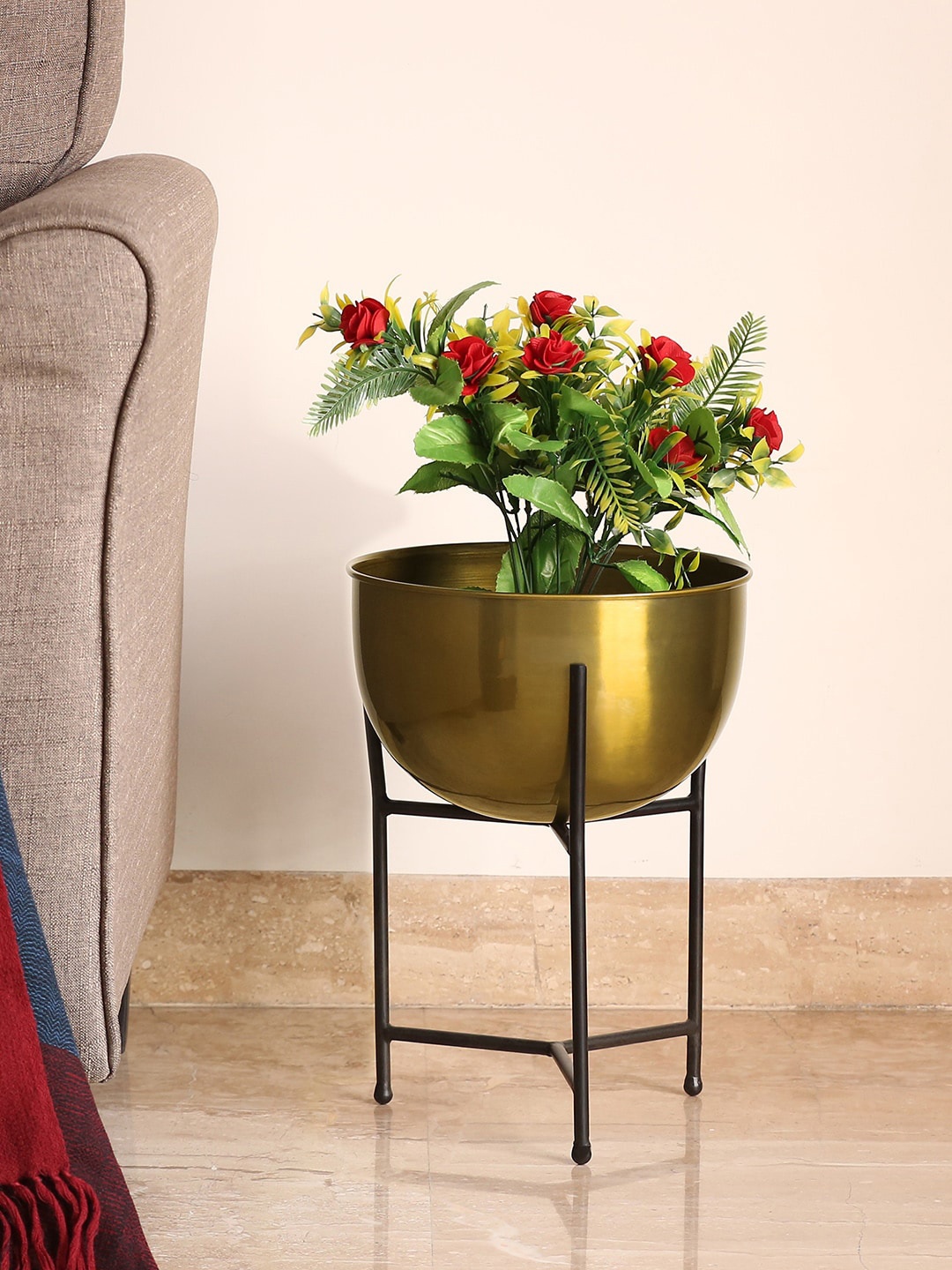 

ExclusiveLane Gold-Toned & Black Matki-Shaped Flower Vase With Stand