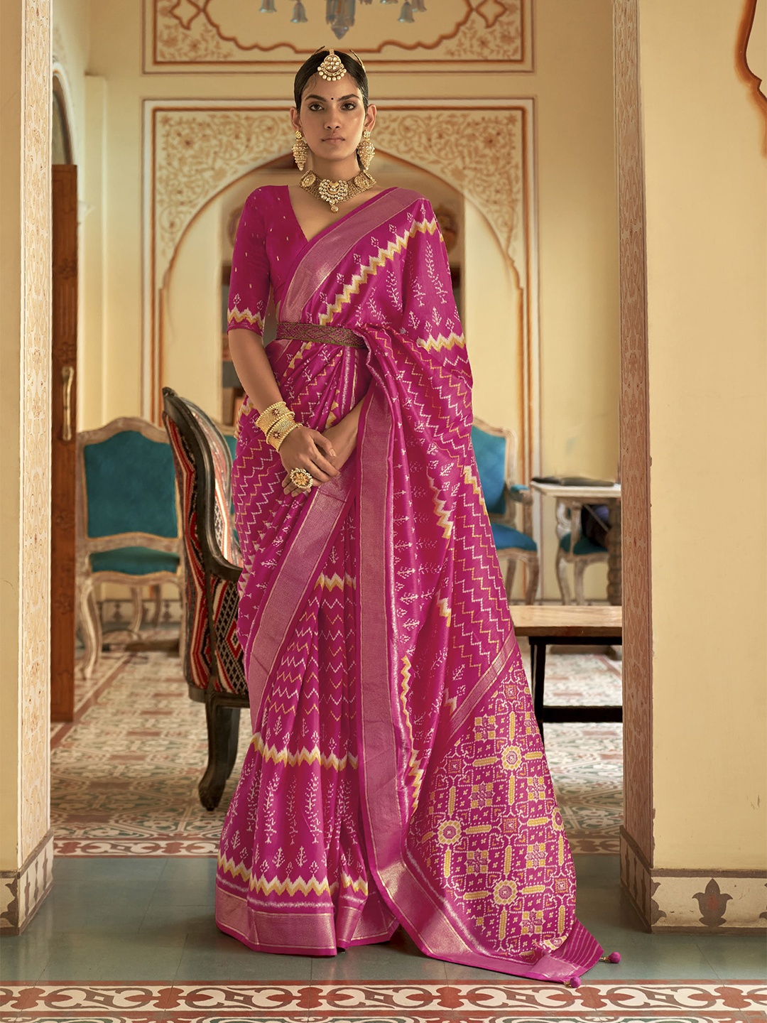 

elora Geometric Printed Zari Patola Saree, Pink