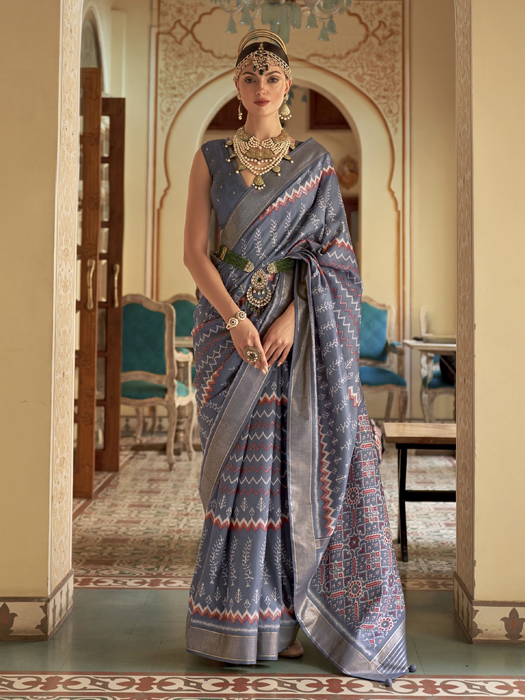 

elora Ethnic Motifs Zari Silk Blend Patola Saree, Grey