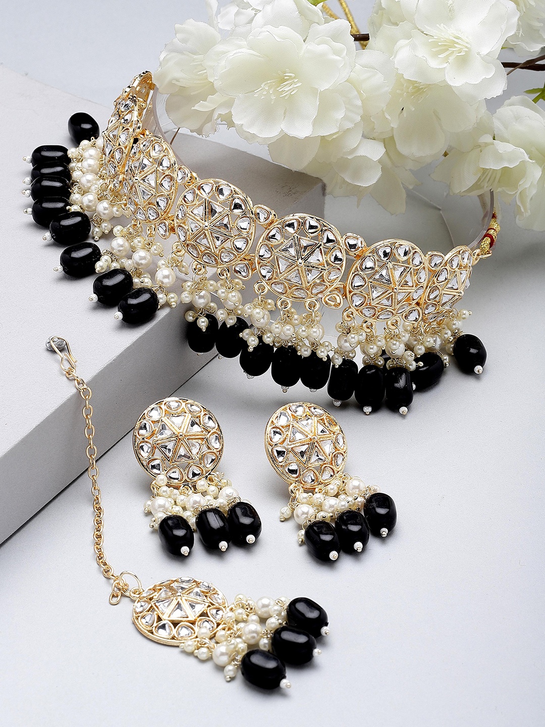 

KARATCART Gold-Plated Kundan-Studded & Beaded Choker Necklace Set