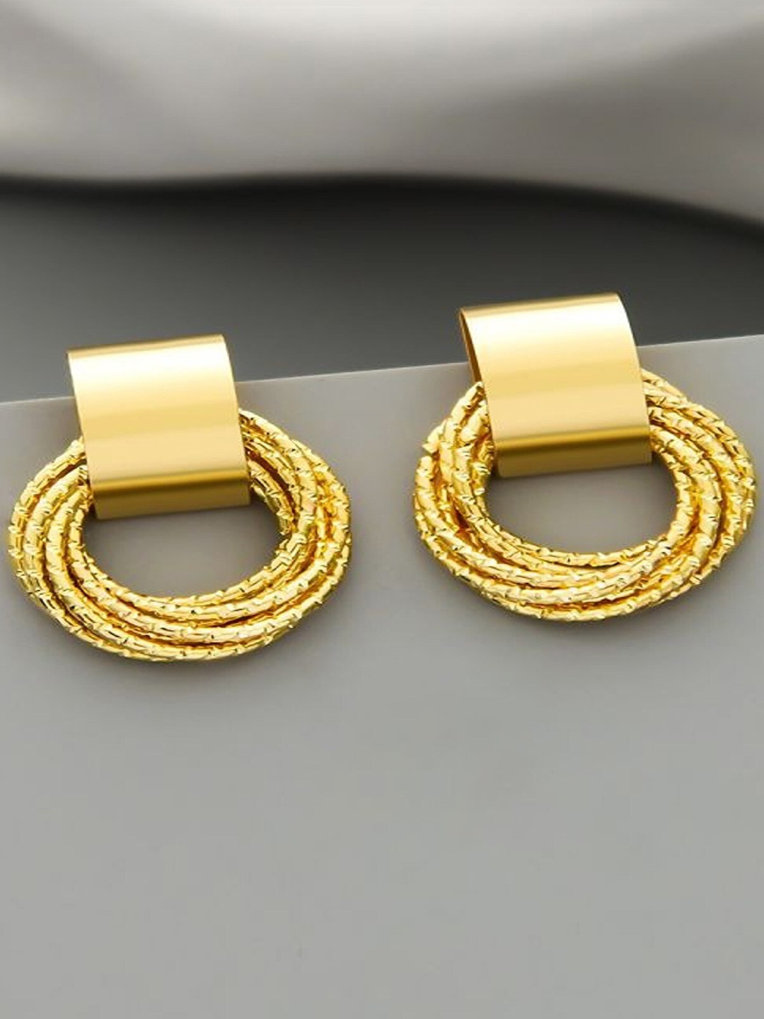 

Pinapes Set Of 2 Gold-Plated Geometric Drop Earrings, White
