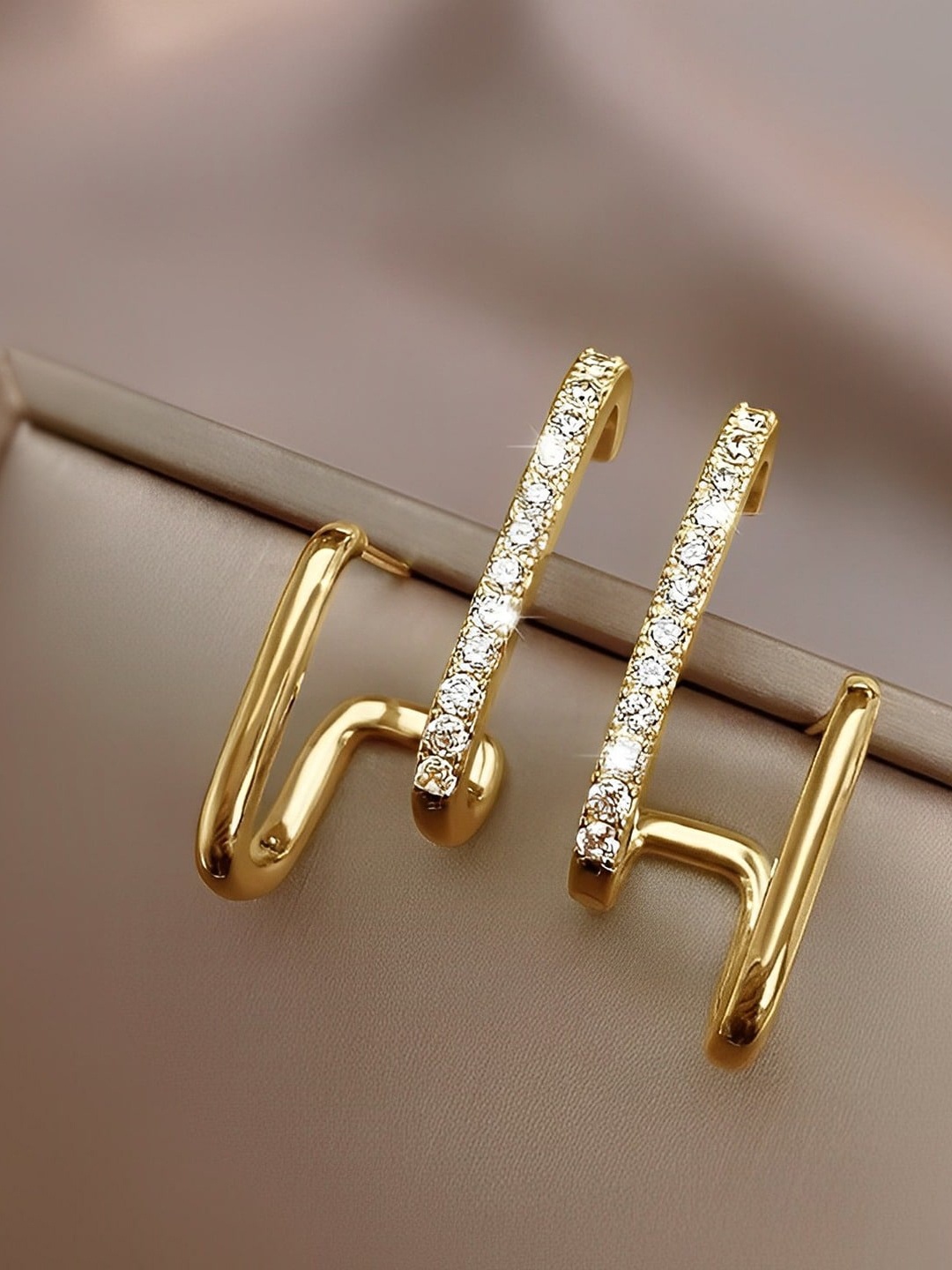 

Pinapes Set Of 2 Gold-Plated Geometric Studs Earrings, White
