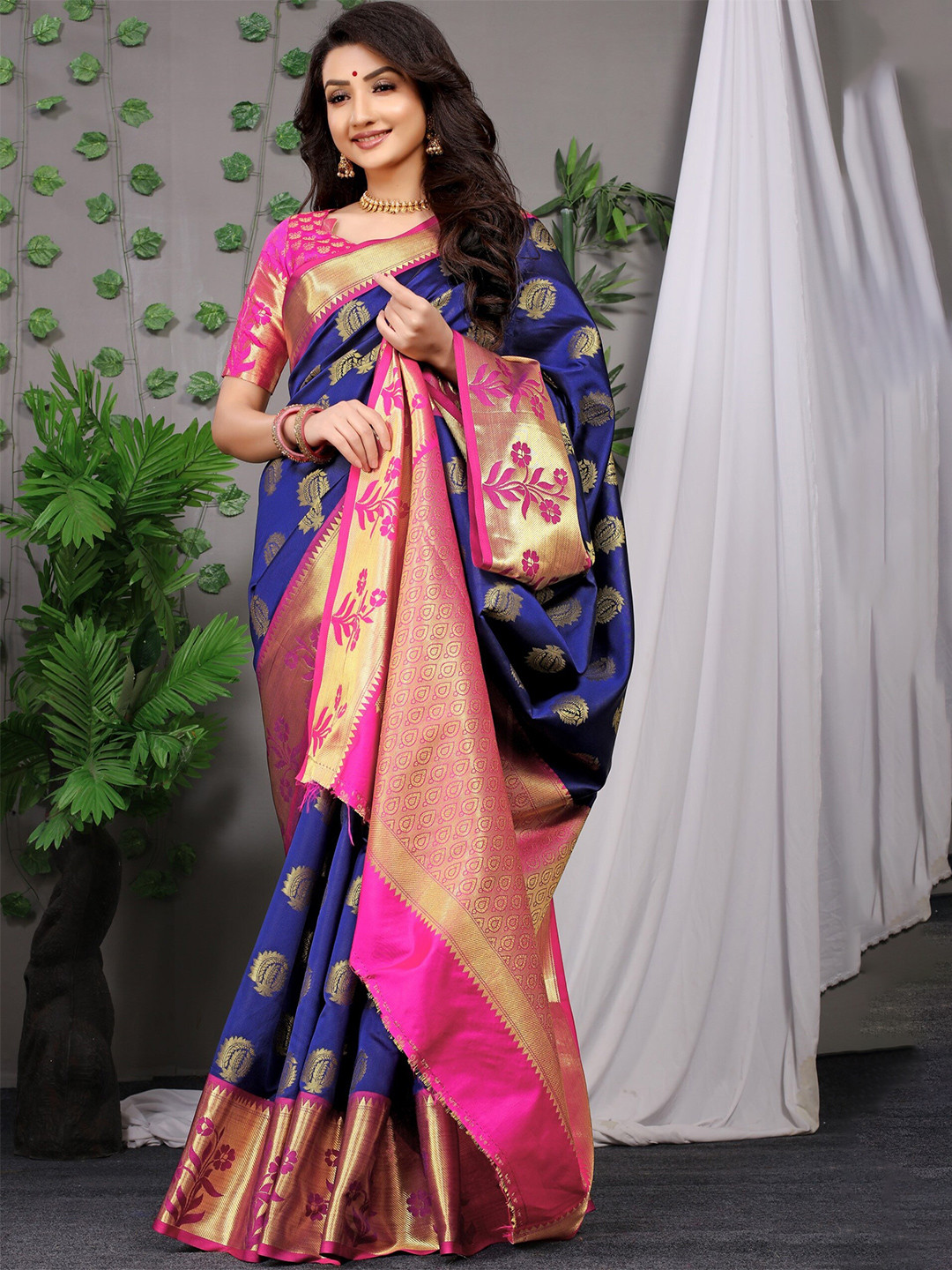 

AVANTIKA FASHION Woven Design Zari Pure Silk Paithani Saree, Blue