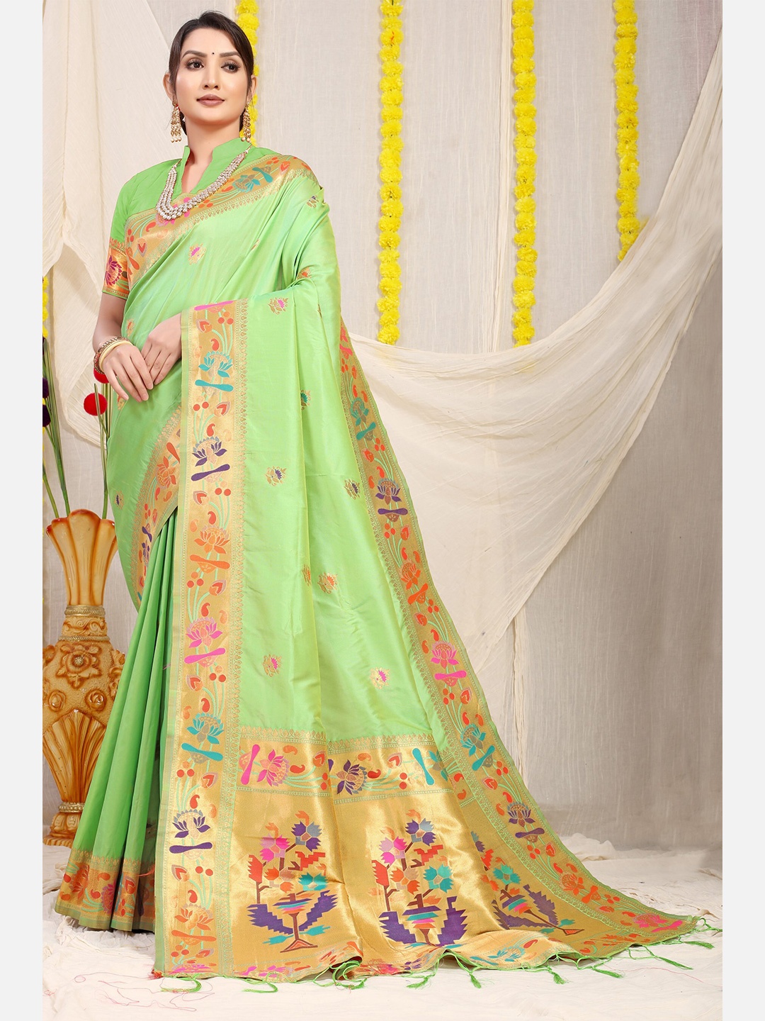 

AVANTIKA FASHION Green & Gold-Toned Woven Design Zari Pure Silk Paithani Saree