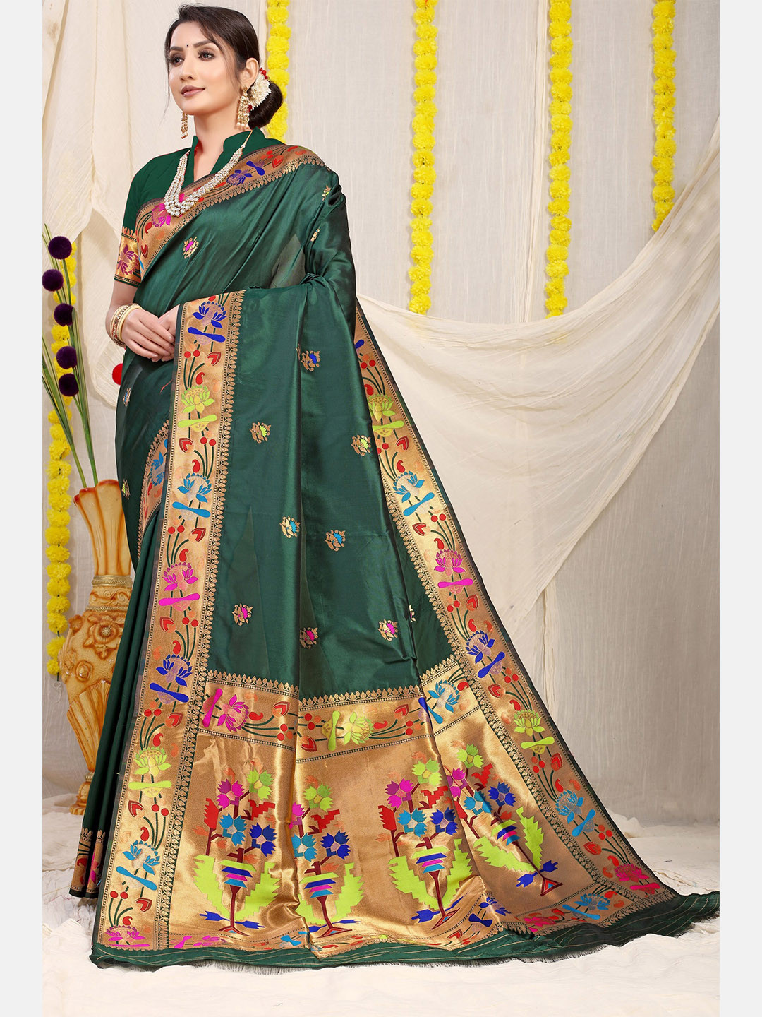 

AVANTIKA FASHION Woven Design Zari Pure Silk Paithani Saree, Green