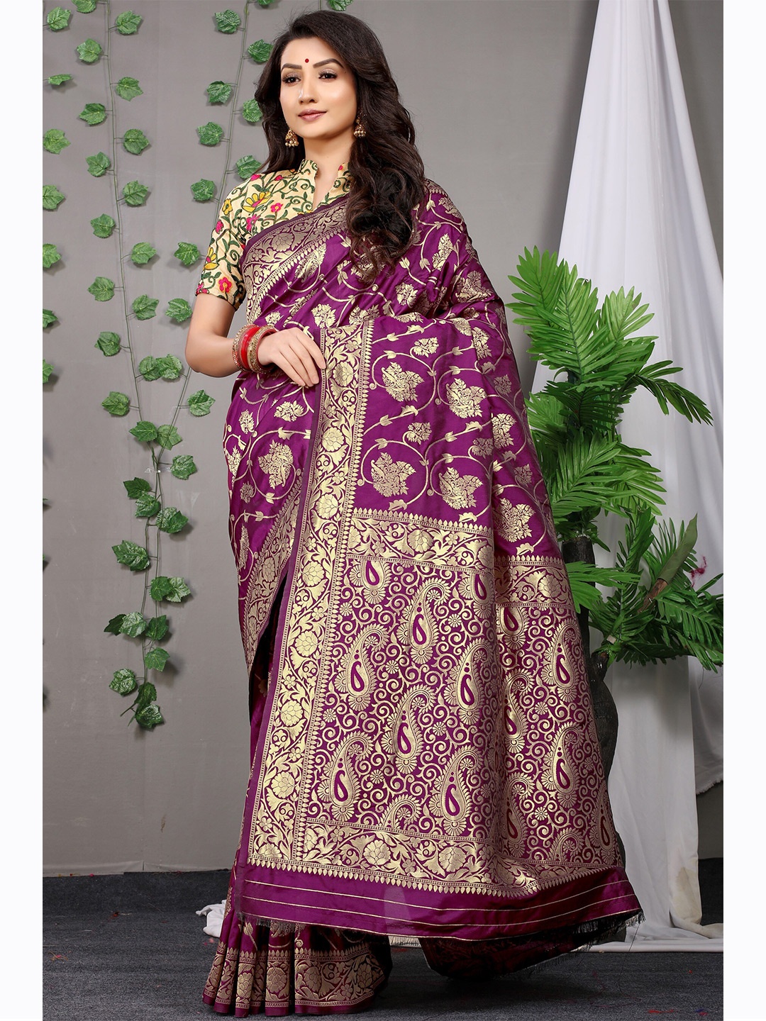 

AVANTIKA FASHION Ethnic Motifs Woven Design Zari Pure Silk Kanjeevaram Saree, Purple