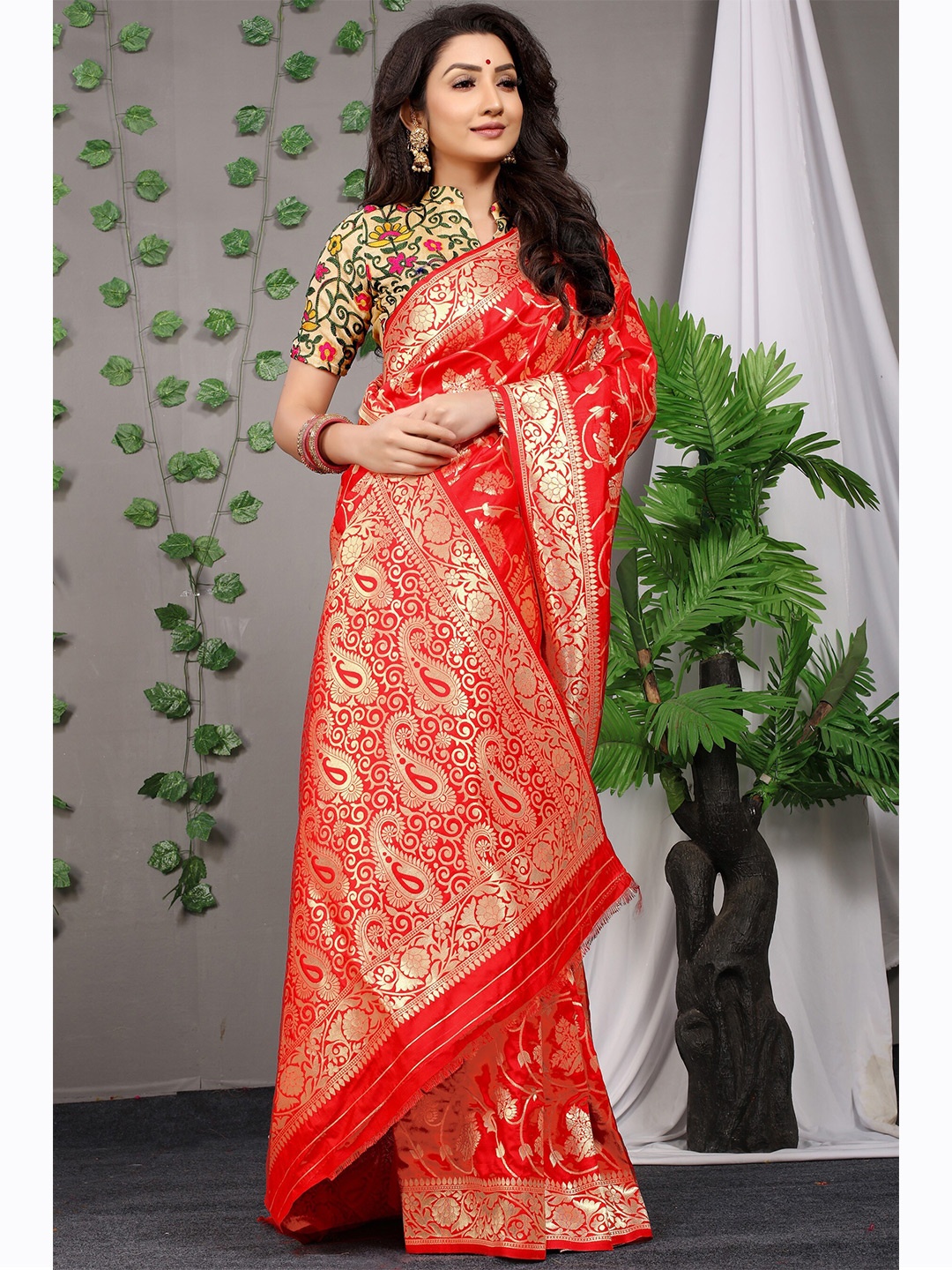 

AVANTIKA FASHION Floral Motif Woven Design Zari Pure Silk Kanjeevaram Saree, Red