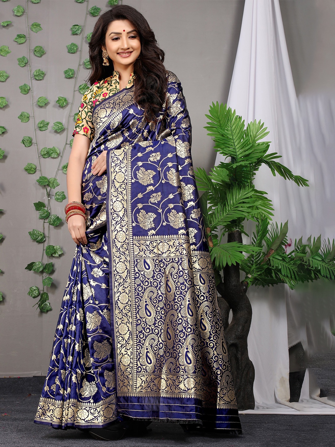 

AVANTIKA FASHION Ethnic Motif Woven Design Zari Pure Silk Kanjeevaram Saree, Blue