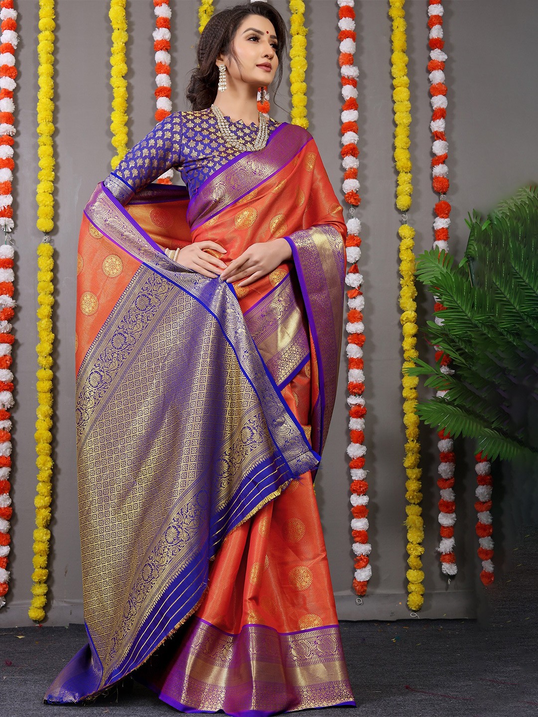 

AVANTIKA FASHION Ethnic Motif Woven Design Zari Kanjeevaram Tissue Saree, Red