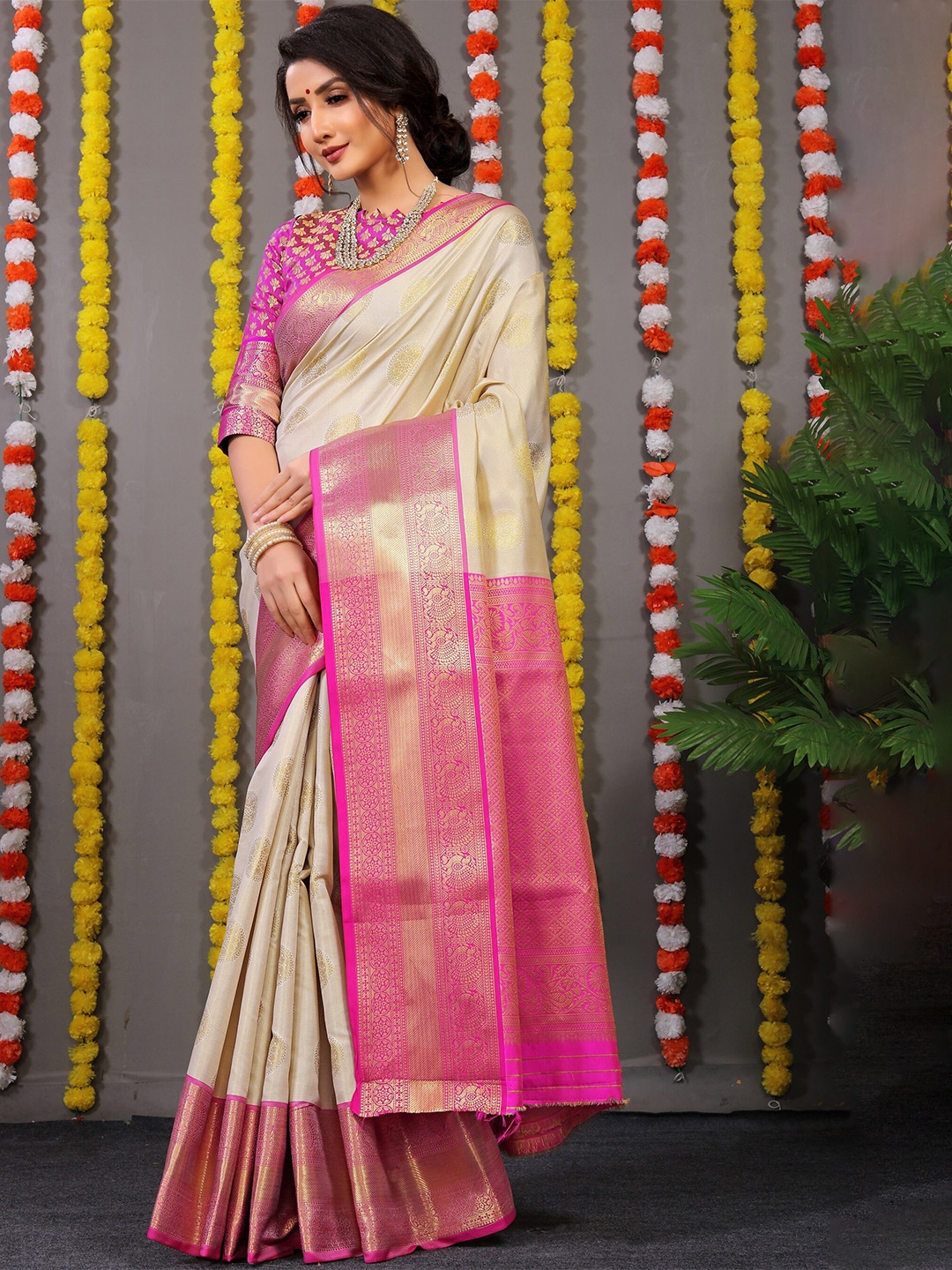 

AVANTIKA FASHION Ethnic Motif Woven Design Zari Kanjeevaram Tissue Saree, White