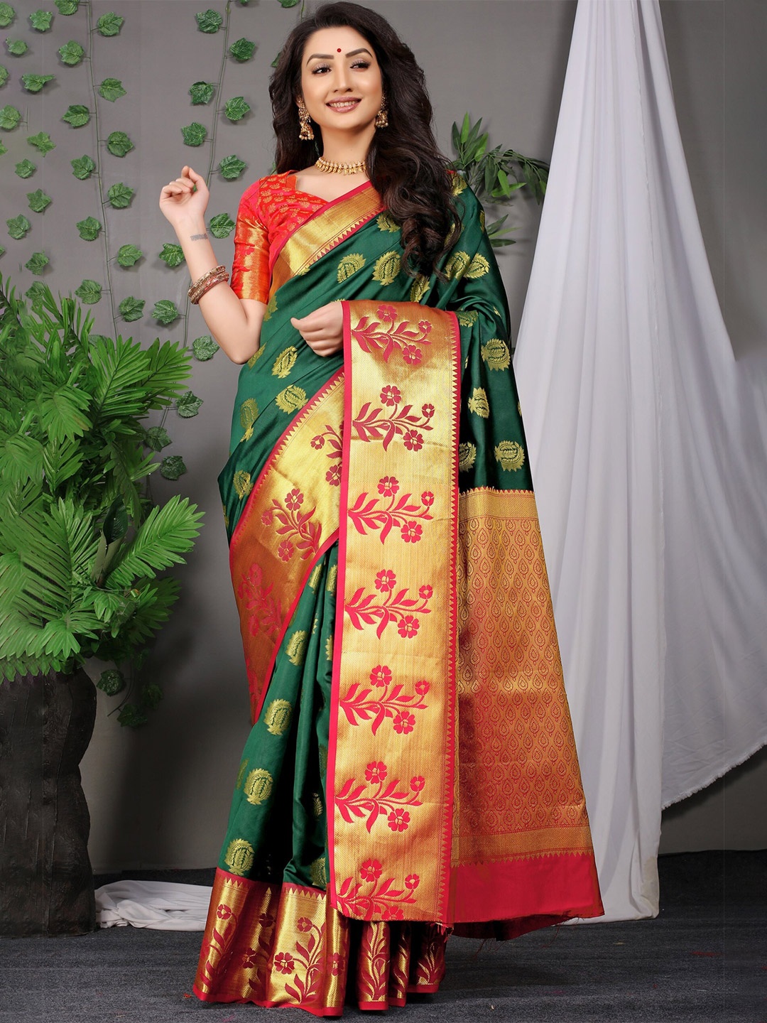 

AVANTIKA FASHION Ethnic Motifs Woven Design Zari Pure Silk Paithani Saree, Green