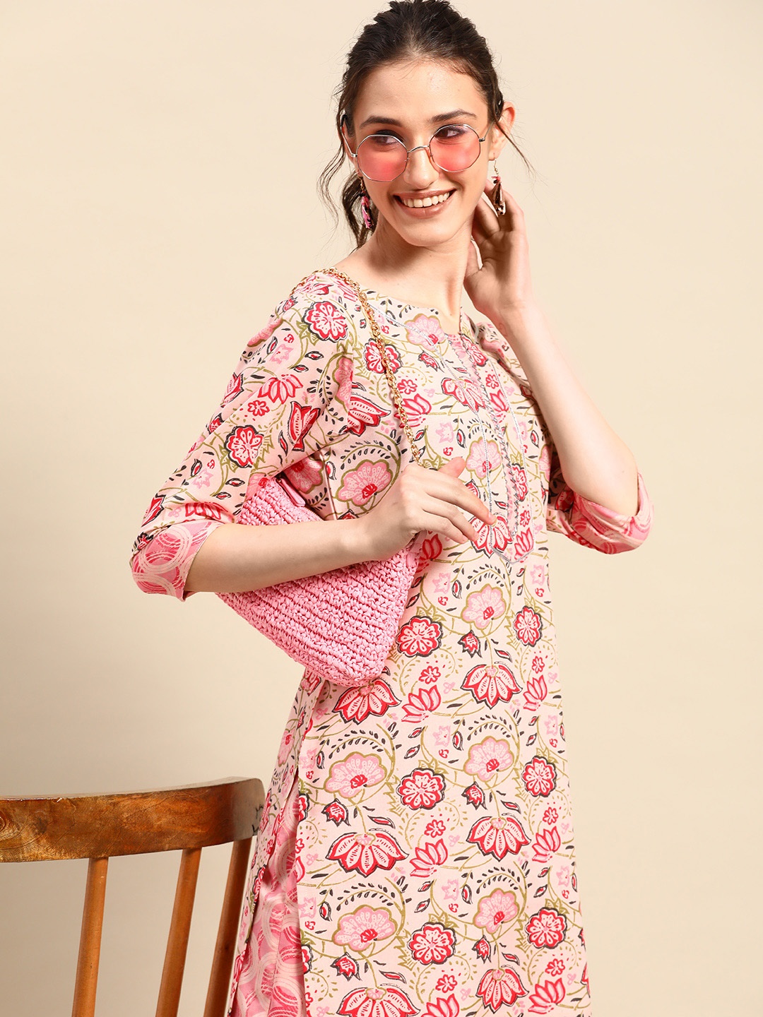 

Sangria Floral Printed Gotta Patti Kurta With Trousers, Pink