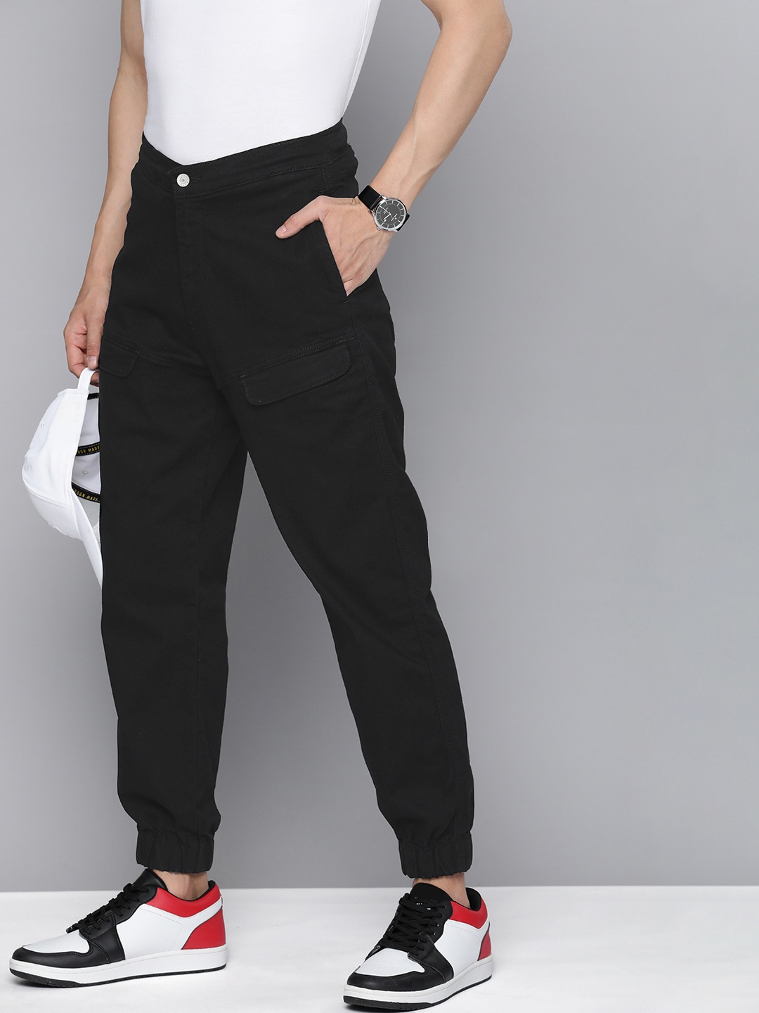 

Levis Men Mid Rise Loose Fit Cargo Denim Joggers, Black