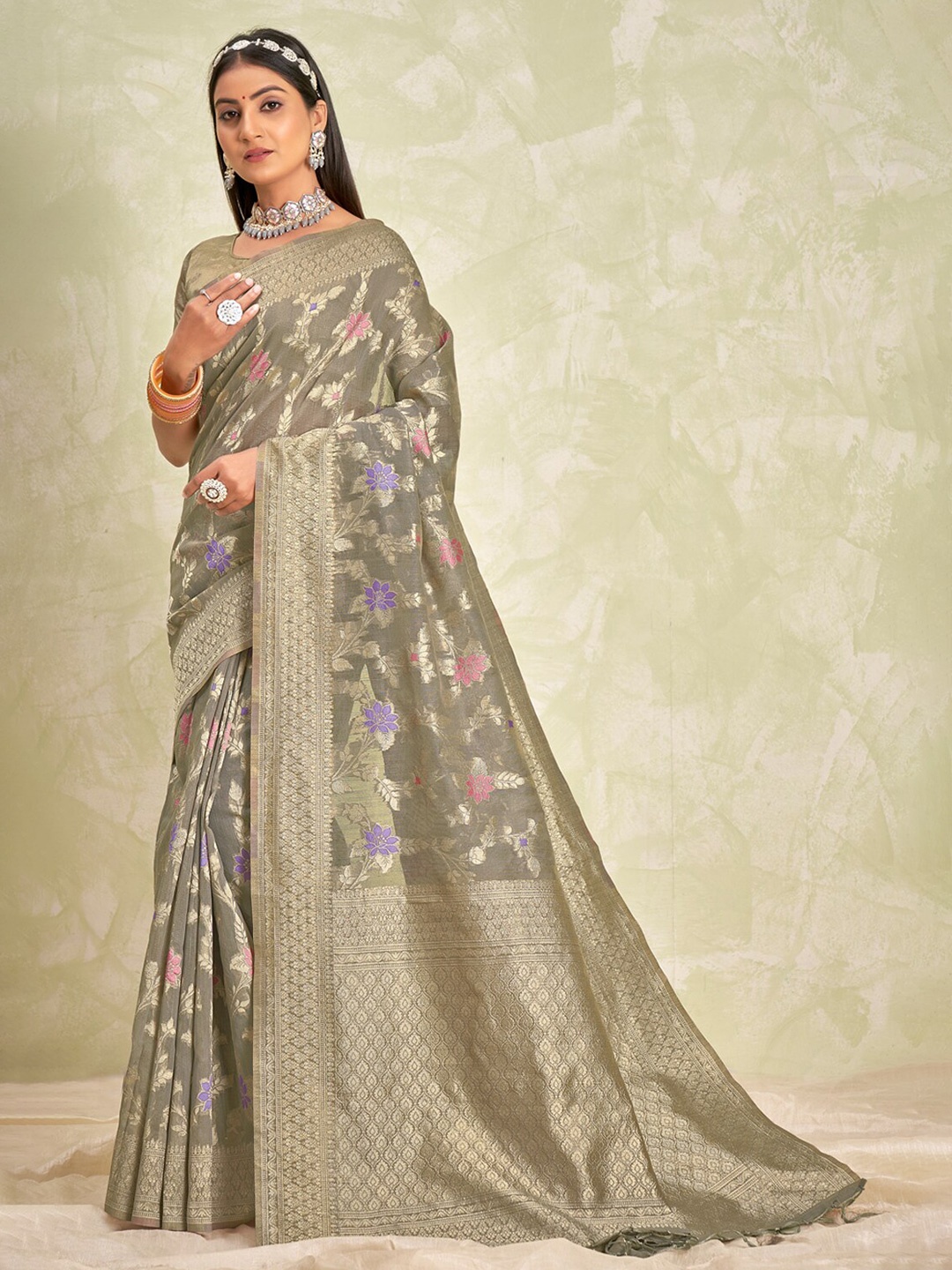 

SANGAM PRINTS Floral Cotton Blend Zari Saree With Tassle, Grey