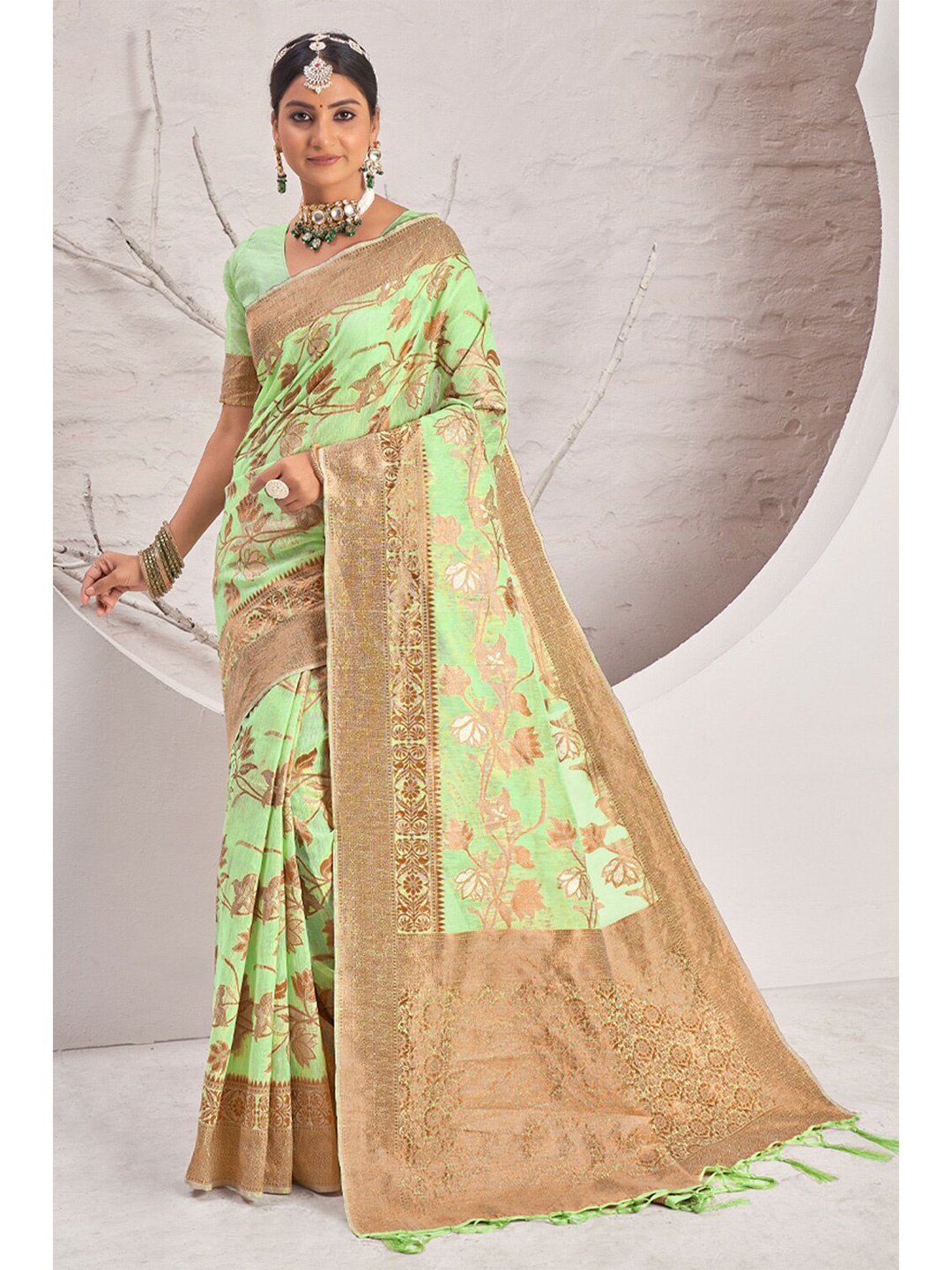 

SANGAM PRINTS Floral Cotton Blend Zari Saree With Tassle, Green