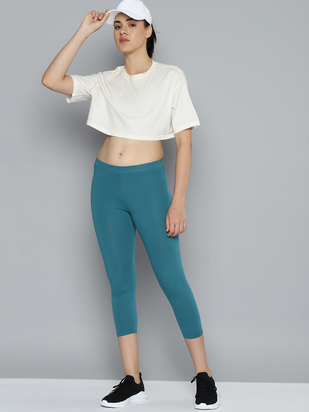 

HRX by Hrithik Roshan Women Slim Fit Solid 3/4 Training Tights, Teal