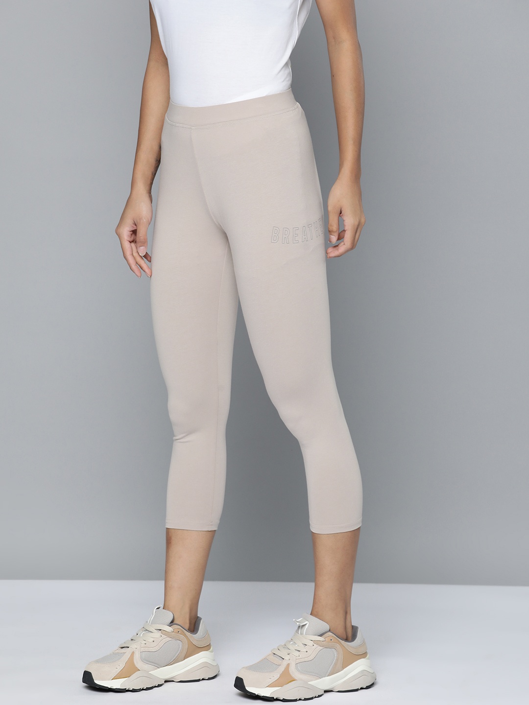 

HRX by Hrithik Roshan Women Solid 3/4th Yoga Tights, Beige