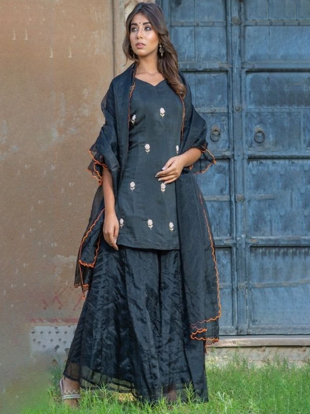 

HOUSE OF JAMOTI Embroidered Bell Sleeves V-Neck Pure Silk Kurta with Sharara & Dupatta, Black