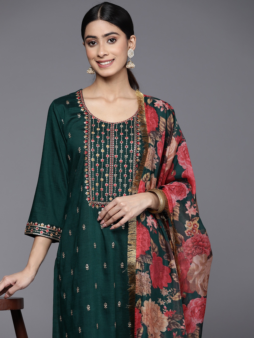 

Varanga Ethnic Motifs Embroidered Sequinned Kurta With Trousers & With Dupatta, Green