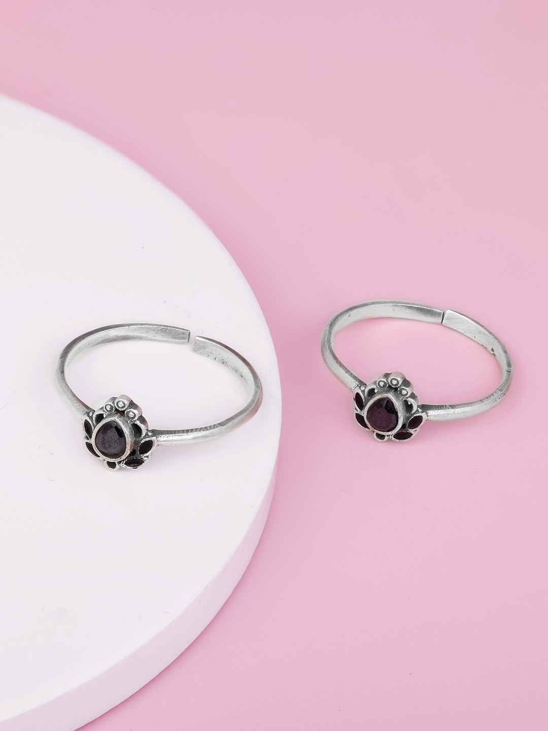 

GIVA Pair Of 95.5 Sterling Silver Stone-Studded Adjustable Toe Rings