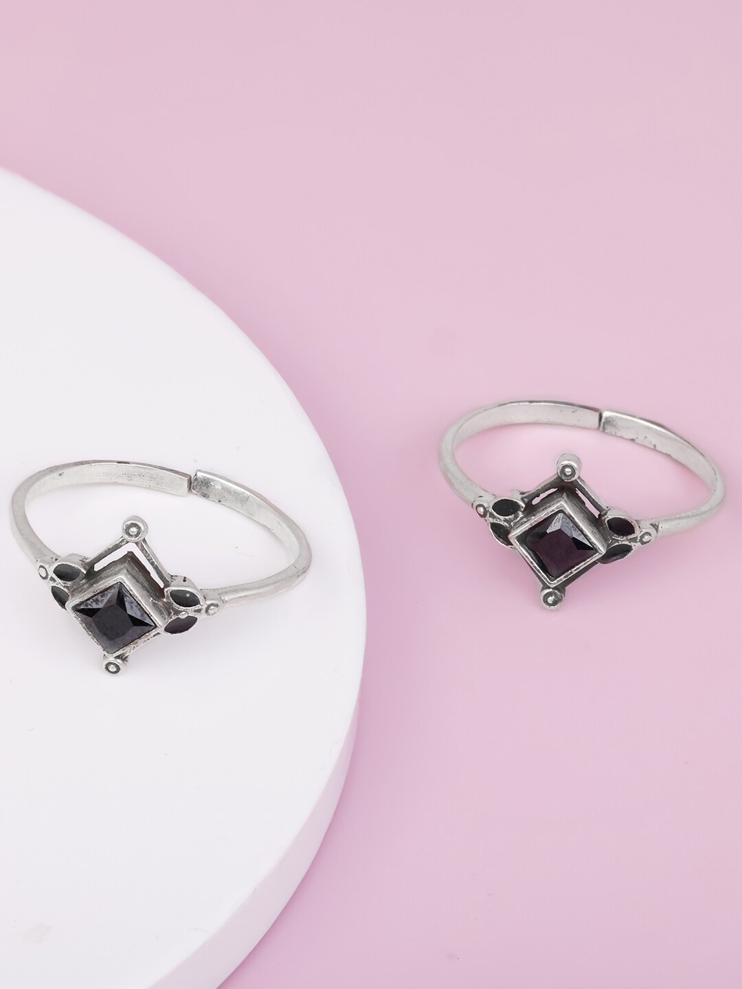 

GIVA A Pair Of 92.5 Sterling Silver Stone-Studded Adjustable Toe Rings